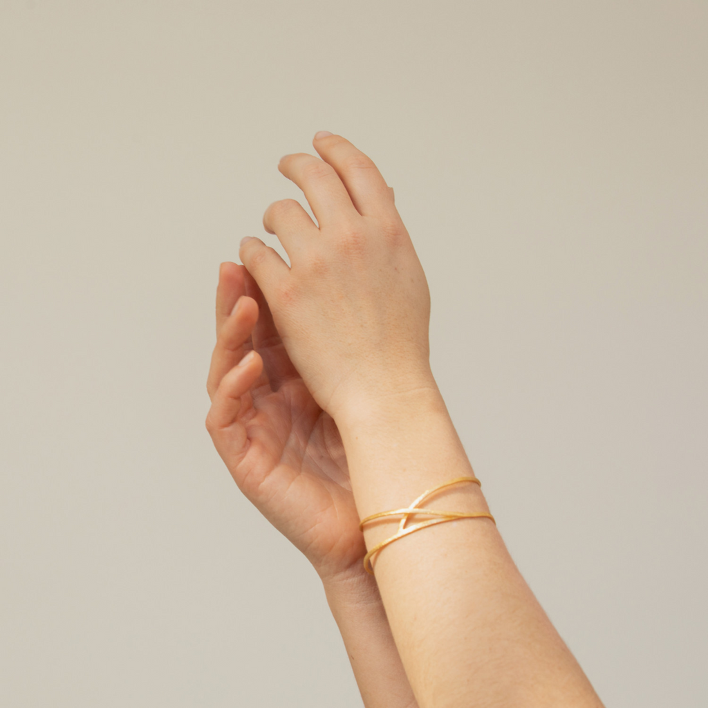 JOIDART-EMBOLIC-YG Sandbrushed Crossed Bangle