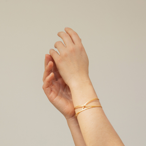 JOIDART-EMBOLIC-YG Sandbrushed Crossed Bangle