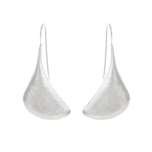 Load image into Gallery viewer, Silver Plain Curved Leaf Earrings